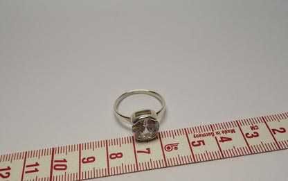 Srebrny pierścionek z owalną cyrkonią  R.18.