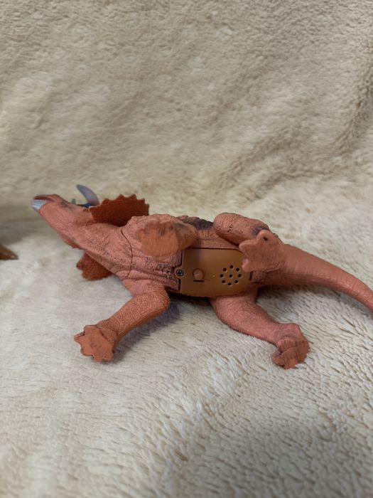 2 динозавтра, т-рекс, трицератопс (звук)