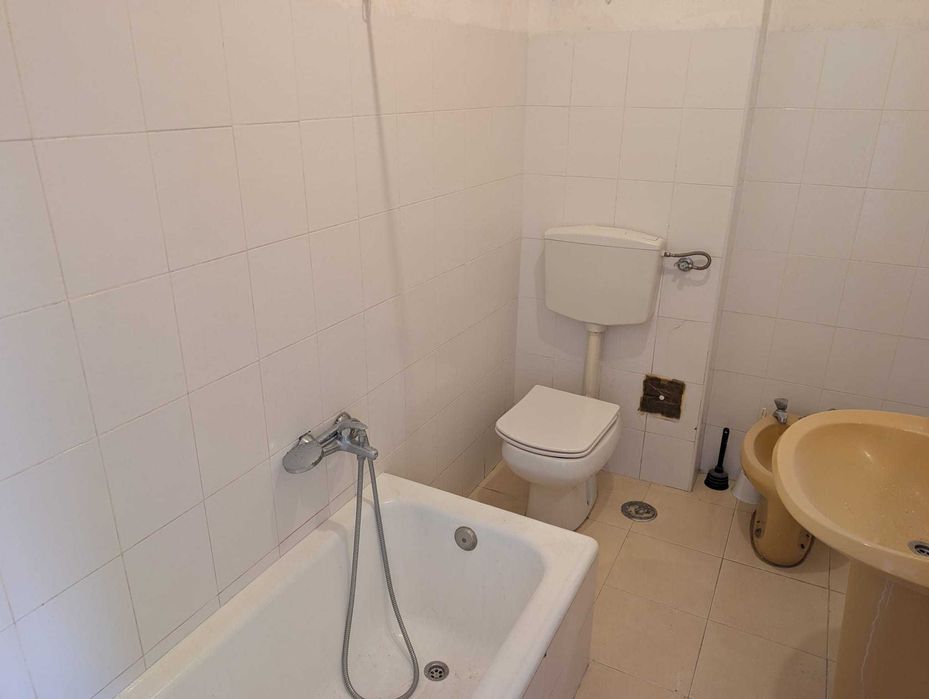 T2 em Algés remodelado com vidros duplos e duas varandas