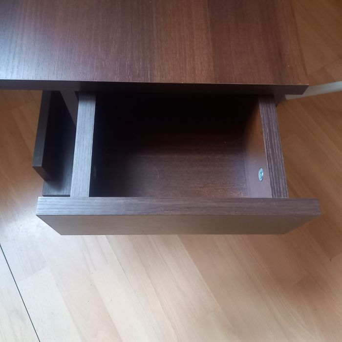 Stolik nocny lub do salonu.