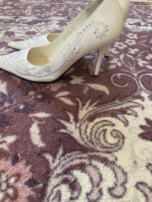 Туфлі кожзам білого кольору