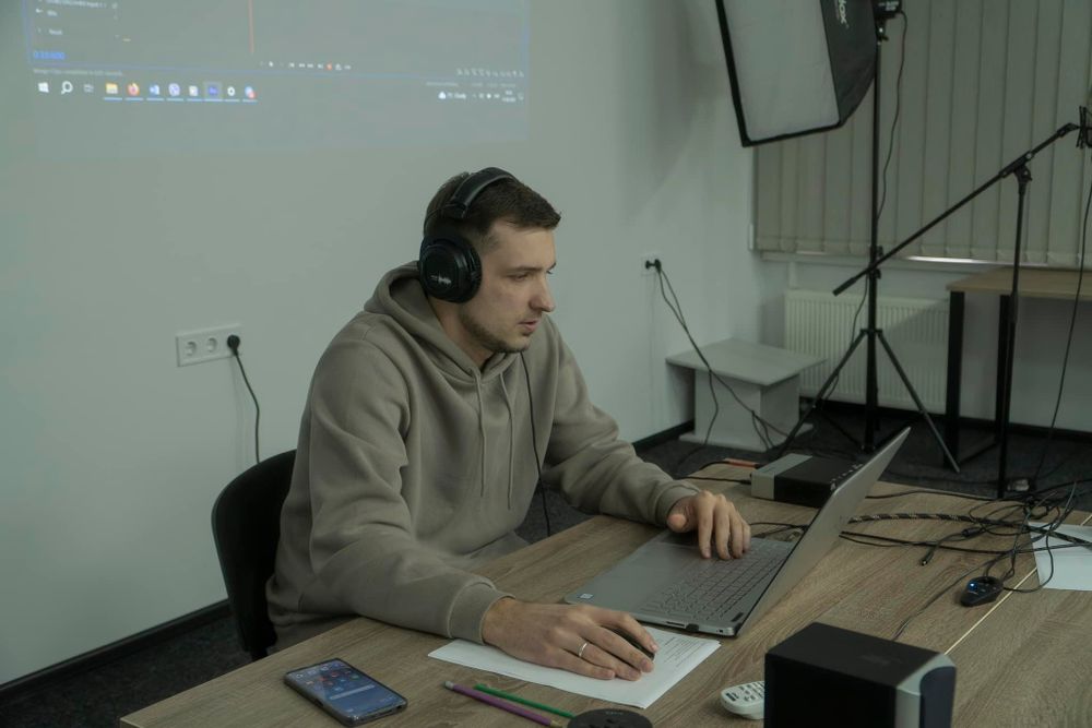 Диктор, начитка, озвучка, голос, voice over