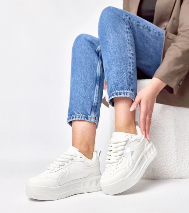 Białe sneakersy na platformie Alessandra