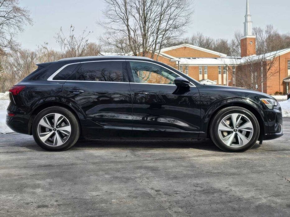 Audi Q8 e-tron      2024