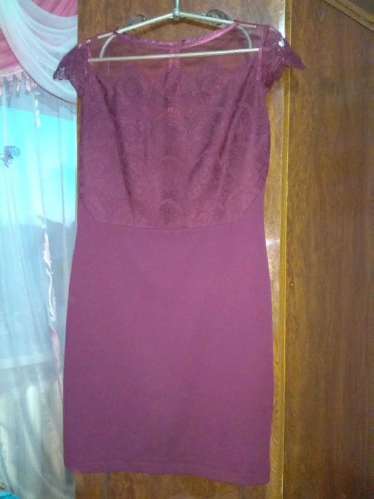 Красивое платье цвета марсала