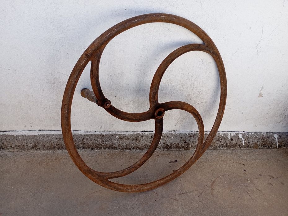 Roda em ferro fundido com 78 cm diâmetro
