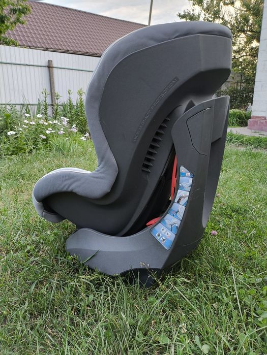Автомобільне дитяче крісло