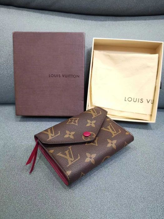 Portfel Louis Vuitton z nadrukiem w stylu vintage z czerwoną klamrą