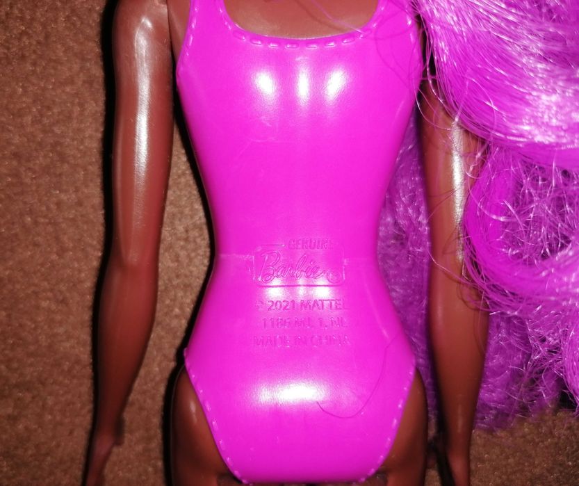 Lalka Barbie murzynka z różowymi włosami.