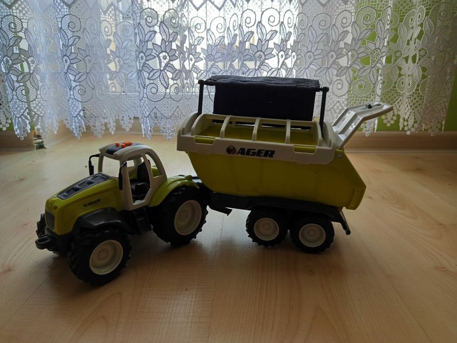 Traktor z przyczepą