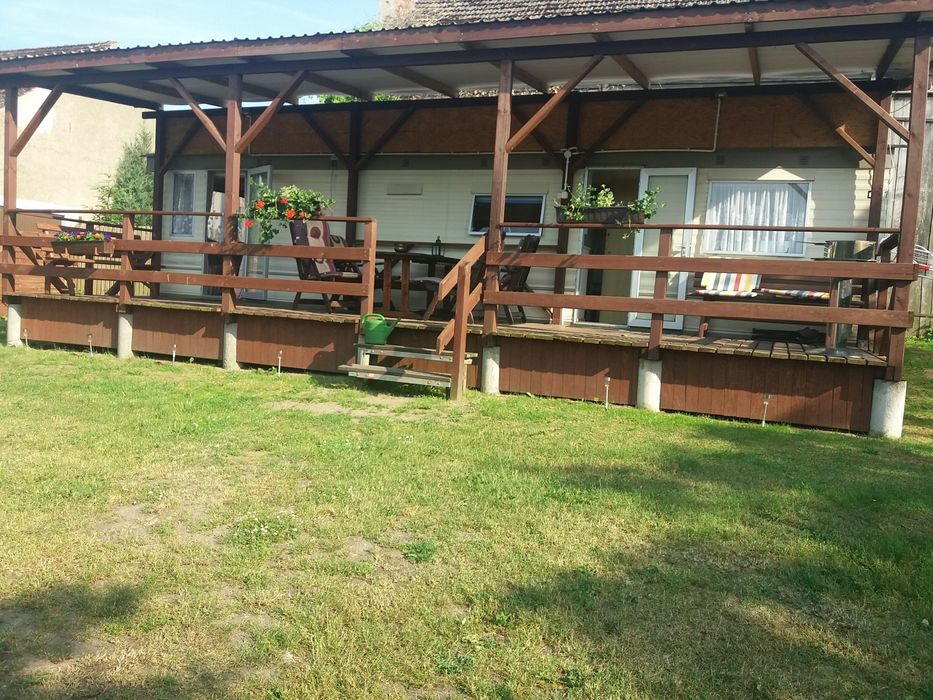 Domek holenderski nad jeziorem.