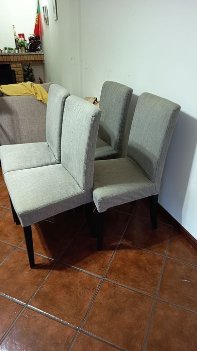 Mesa  IKEA 220x84 + 4 cadeiras. A mesa pode ficar menor. Tem duas extensões de 40x84. E se não usar as extensões a mesa mede 140x84.