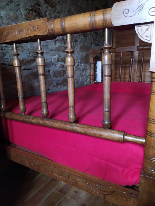 Cama de madeira antiga trabalhada + estrado + colchão