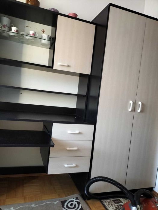 Meble z szafą i biurkiem