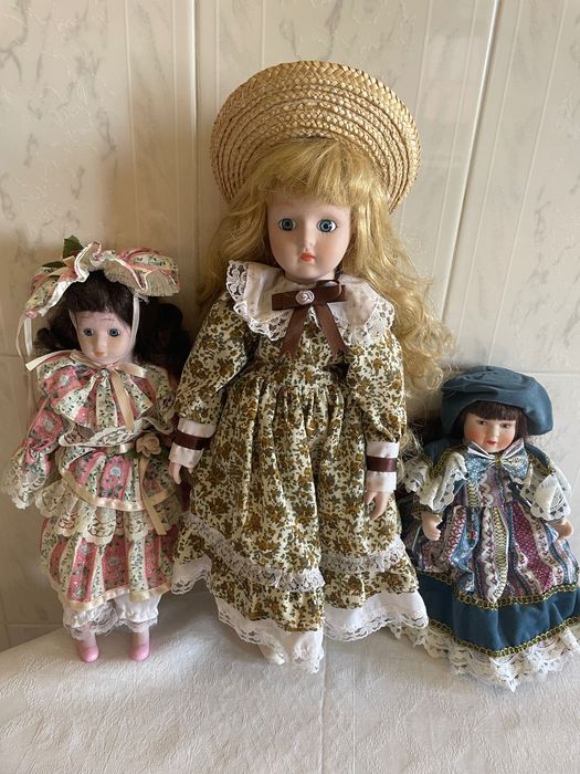 Três bonecas de porcelana