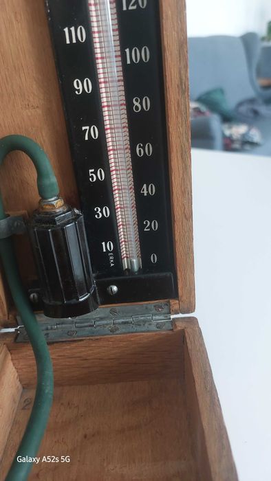 stary ciśnieniomierz