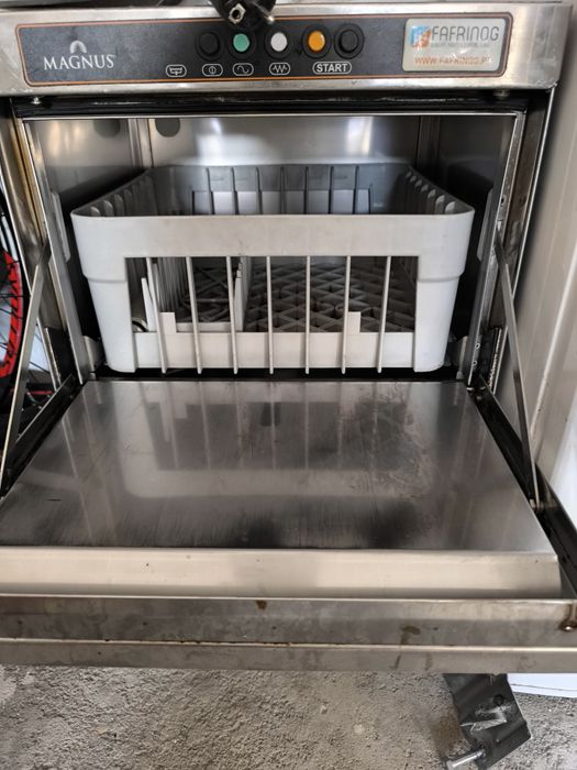 Máquina de loiça industrial