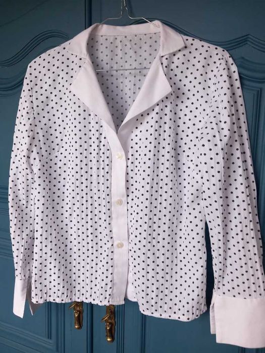 Blusa branca com pintinhas pretas