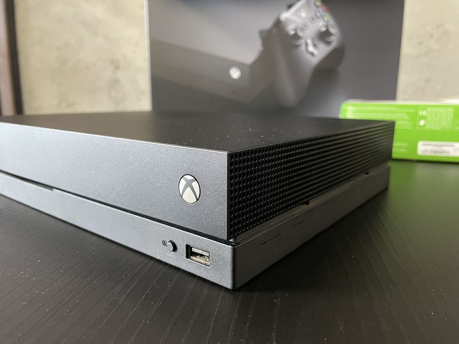 Xbox one X 1gb 3 gry 2 pady