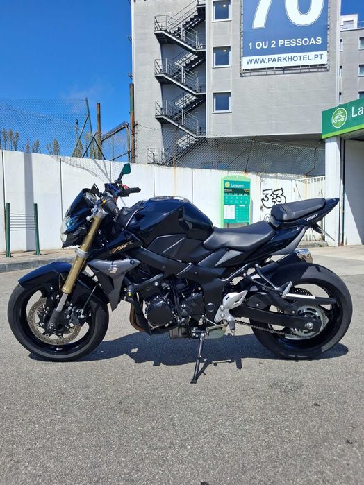 SUZUKI GSR 750 2011