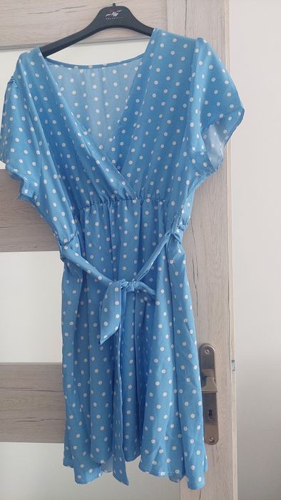 Piękna sukienka w groszki