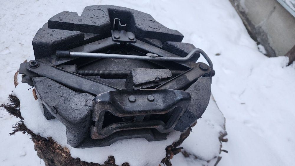 Домкрат автомобильный