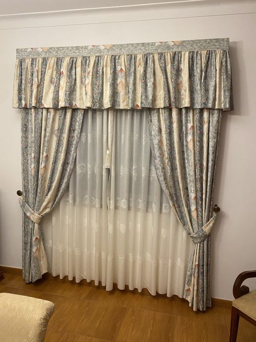 Cortinados + edredom + almofadas + rolo