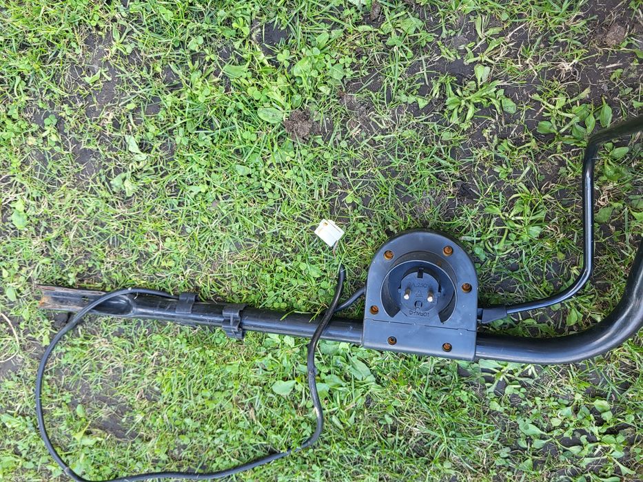 Wyłacznik kosiarki elektrycznej  z gryfem.