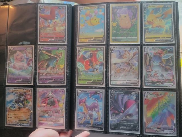 Procuro colecoes / cartas Pokémon originais, enviem foto e mensagem  com preço