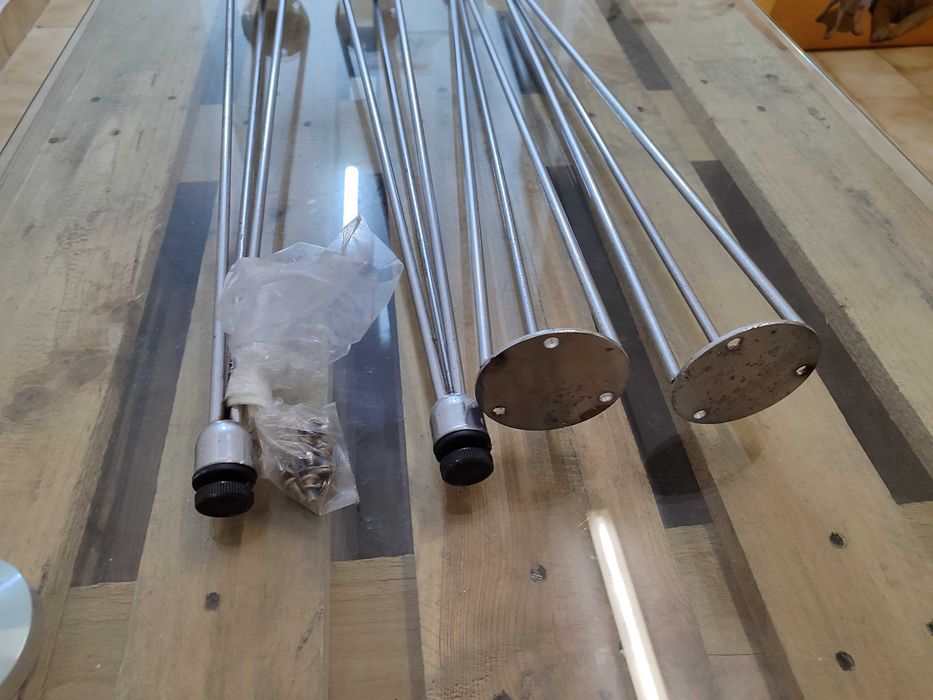 Mesa de vidro com pés de ferro e duas paletes de madeira