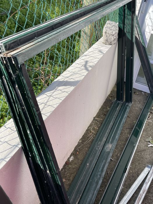 Sacada e janelas de aluminio, com vidro simples.