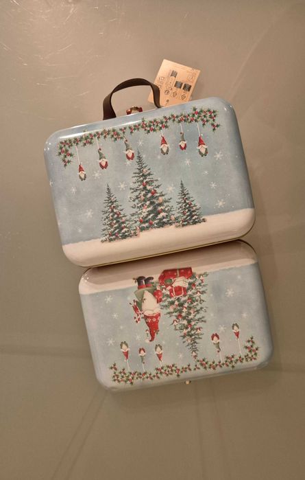 Sprzedam metalową mini śwąteczną walizeczkę na np. prezenty