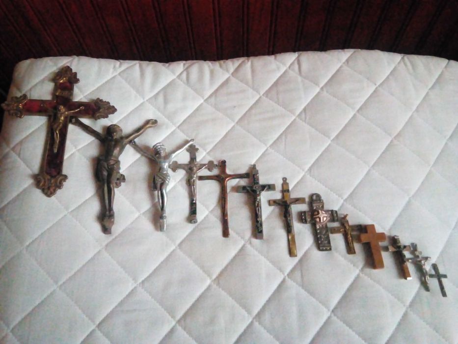 Crucifixos de vários tamanhos e feitios