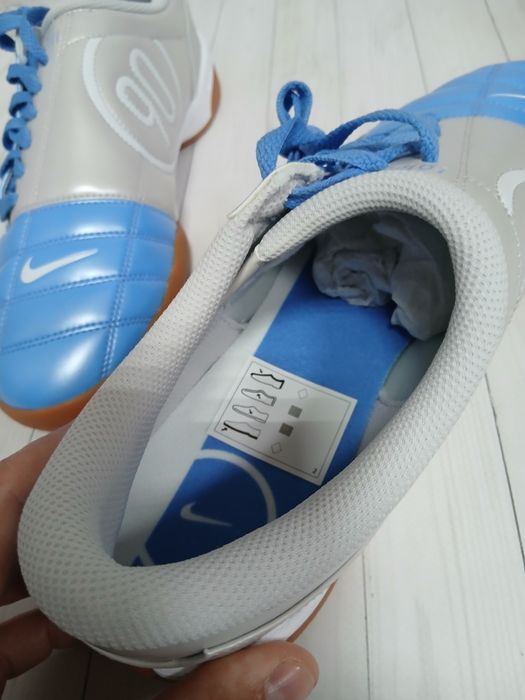TOTAL 90 У ФОРМІ ВУЛИЧНОГО ОДЯГУЧоловвви Nike Total 90 футзал
Один з найлегендарніших силуетів футбольної епохи,Nike Total 90 повертається як одна