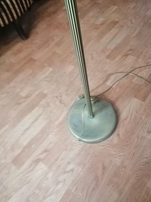 Piekna stojąca lampa z mosiądzu do salonu