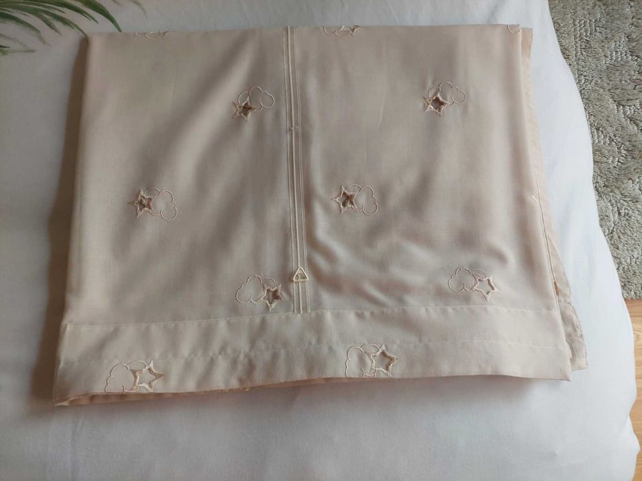 Cortina Quarto bebé  com pequenas estrelas recortadas, tom creme