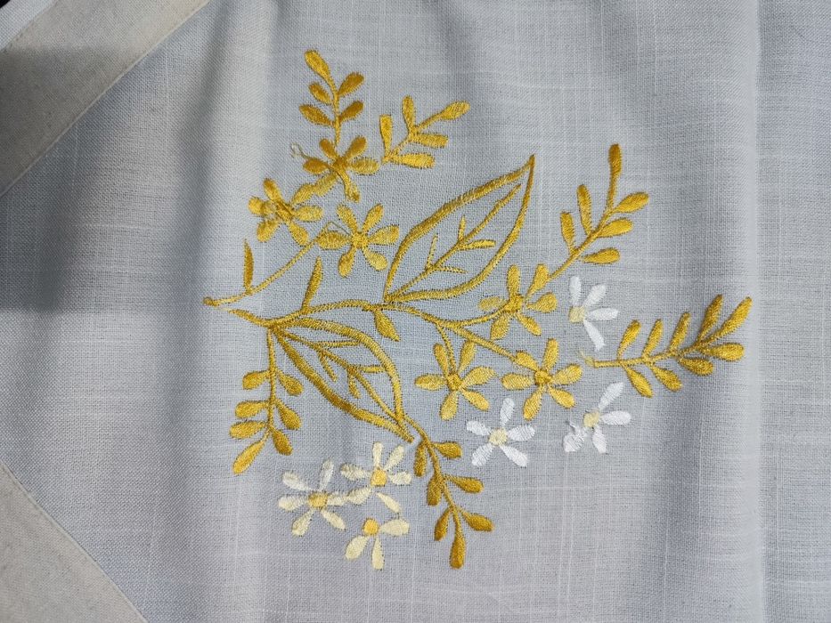 Pano em linho bordado à máquina