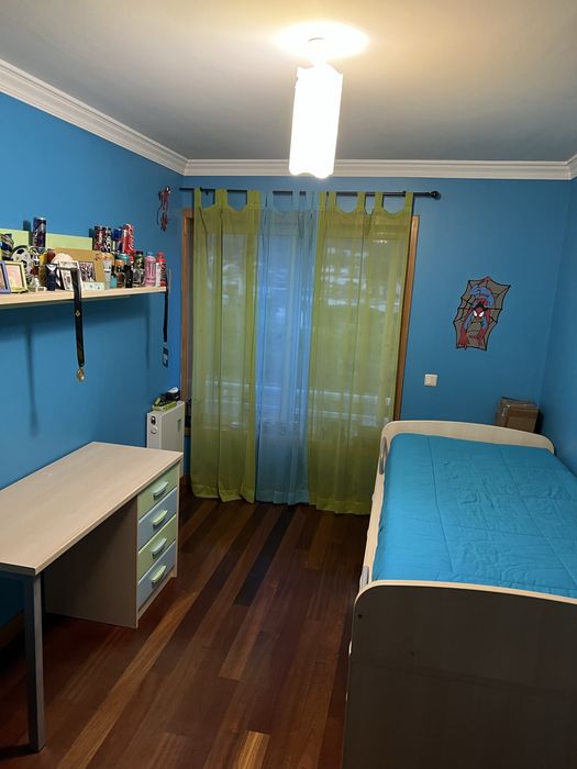Cama de solteiro, secretária e prateleira