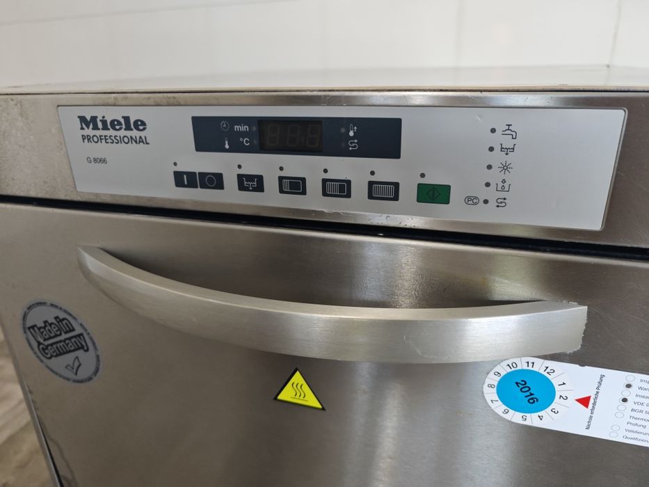Професійна посудомийна машина Miele G8066