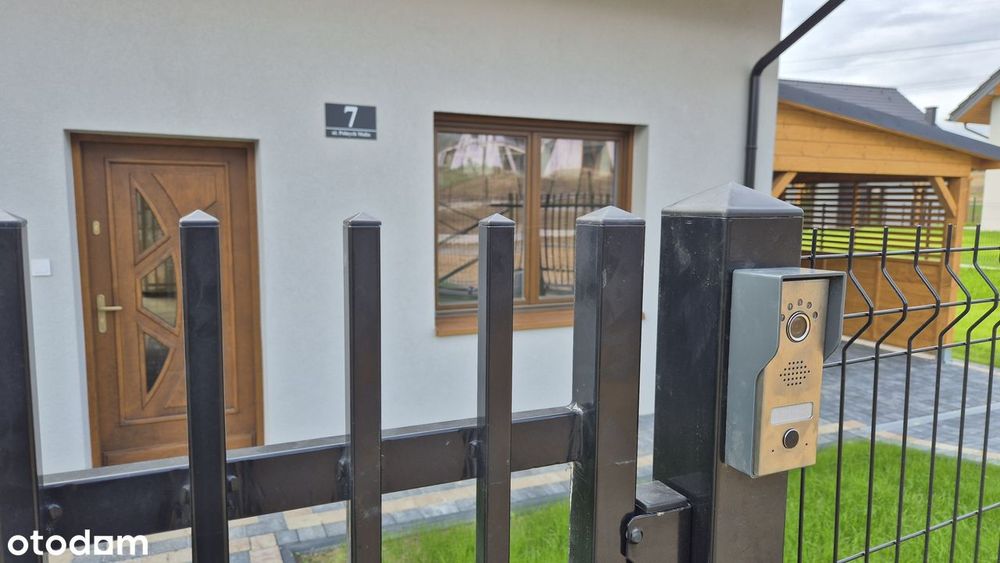 Dom z wiatą samochodową z osobnym wjazdem i dużym prywatnym ogrodem
