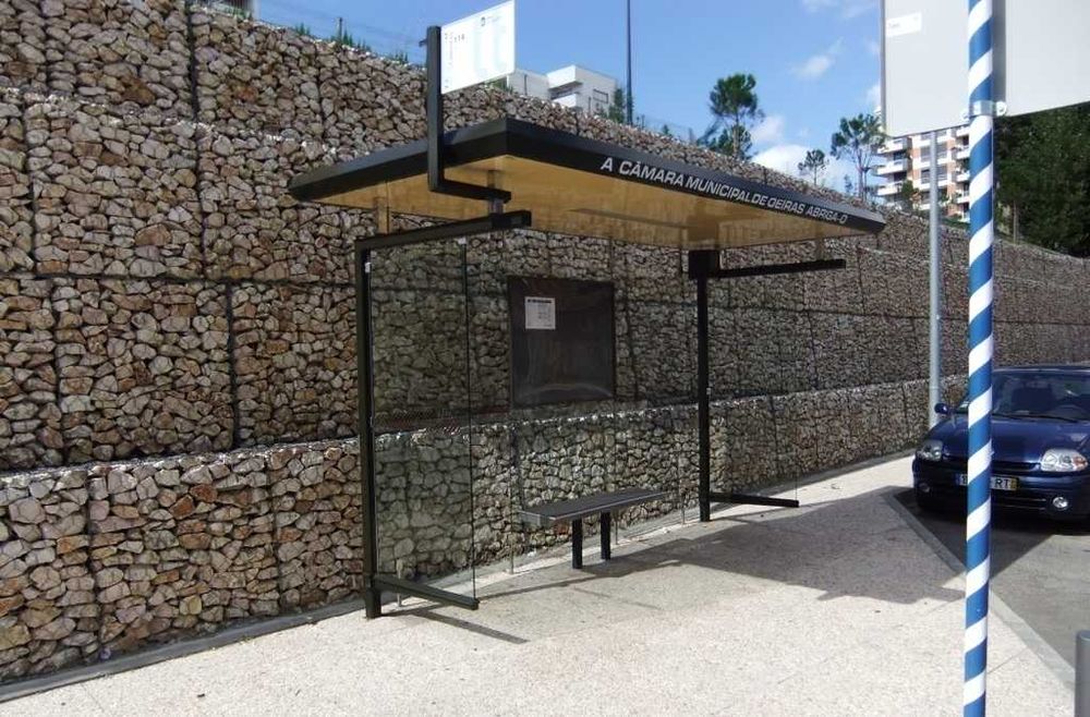 T2 em Algés remodelado com vidros duplos e duas varandas