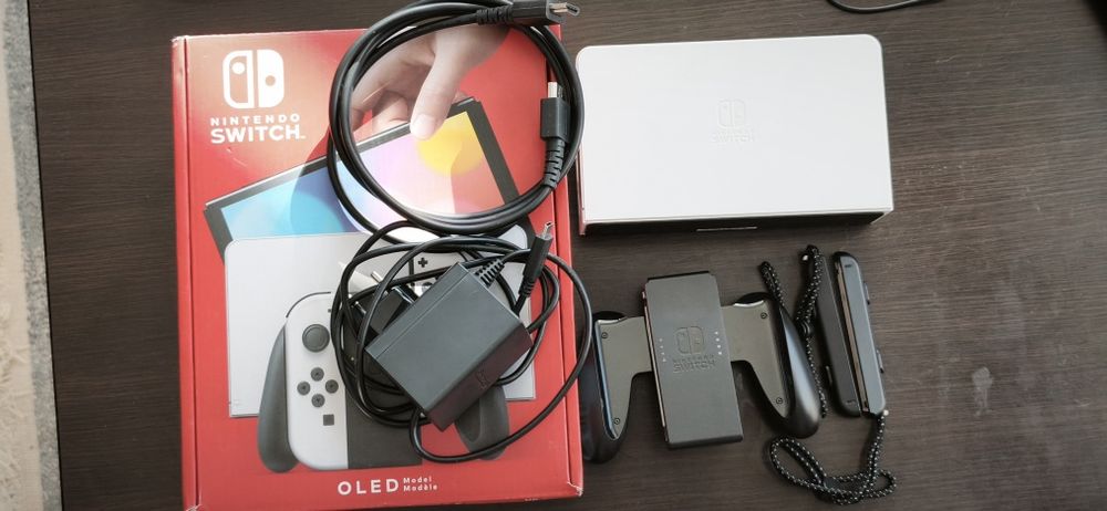 Konsola Nintendo Switch Oled biała + etui