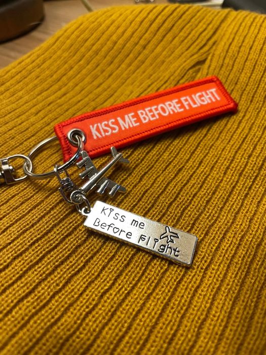Brelok breloczek kiss nie before flight dla podróżnika