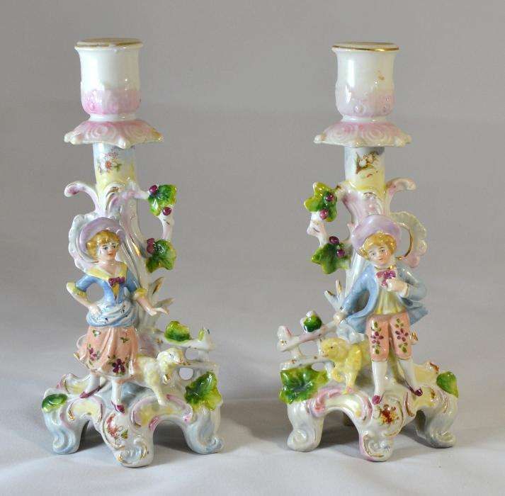 Par de castiçais em Porcelana Francesa do séc. XIX, pintados à mão