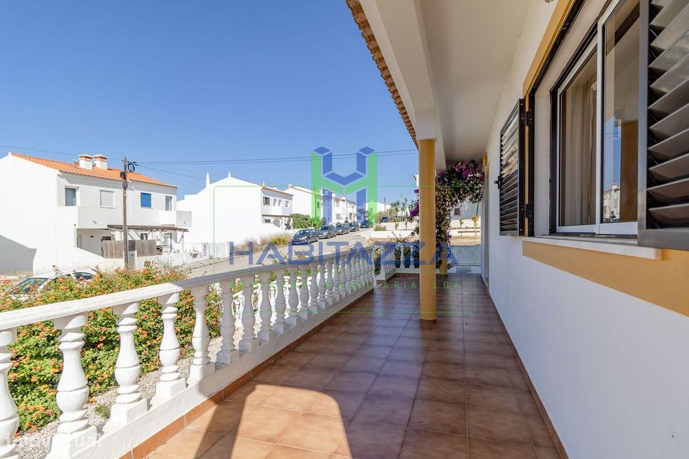 Moradia T2 com jardim, perto da Praia do Monte Clérigo para arrendamen