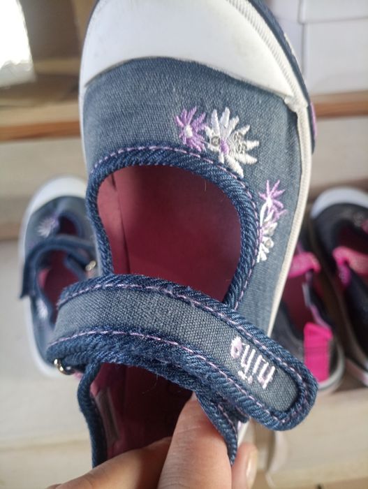 Buty ,kapcie dla dziewczynki rozm. 27 i 29
