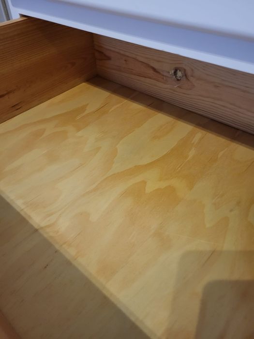 Mobília de quarto em pinho maciço. Cama, mesa de cabeceira, secretaria