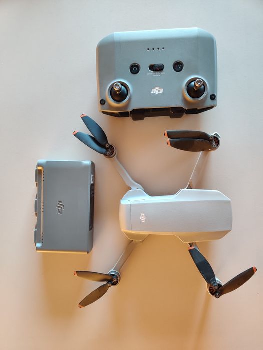 Продам DJI Mini 2 Fly More Combo — компактный и надёжный дрон с отличн