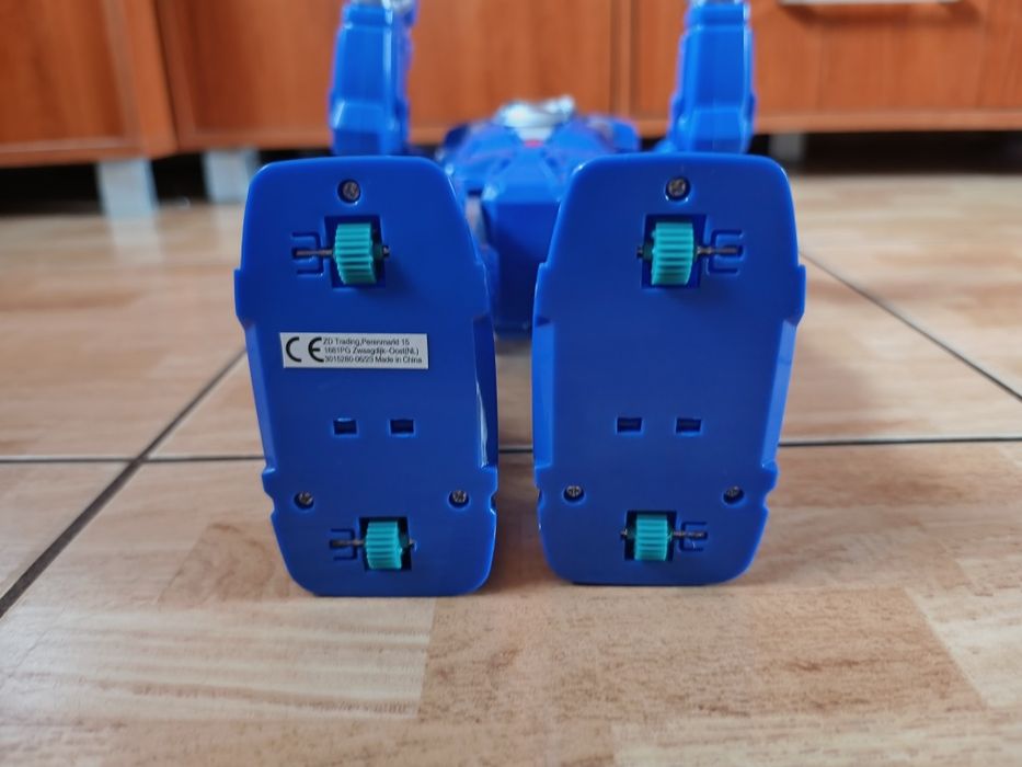 Robot wydaje dźwięki i świeci