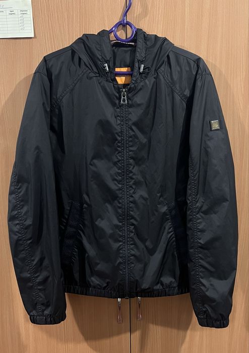 Великий асортимент різних курток (Napapijri, Jack Wolfskin, Prada, HH)